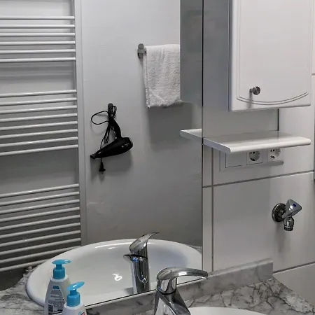 Διαμέρισμα 65qm Altbaucharme Mit Zwei Balkonen *